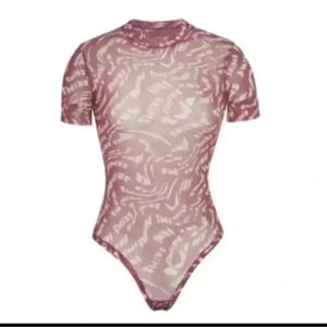 SKIMS Summer Mesh Short Sleeve Bodysuit Raspberry Swirl Logo Print‎ 3X